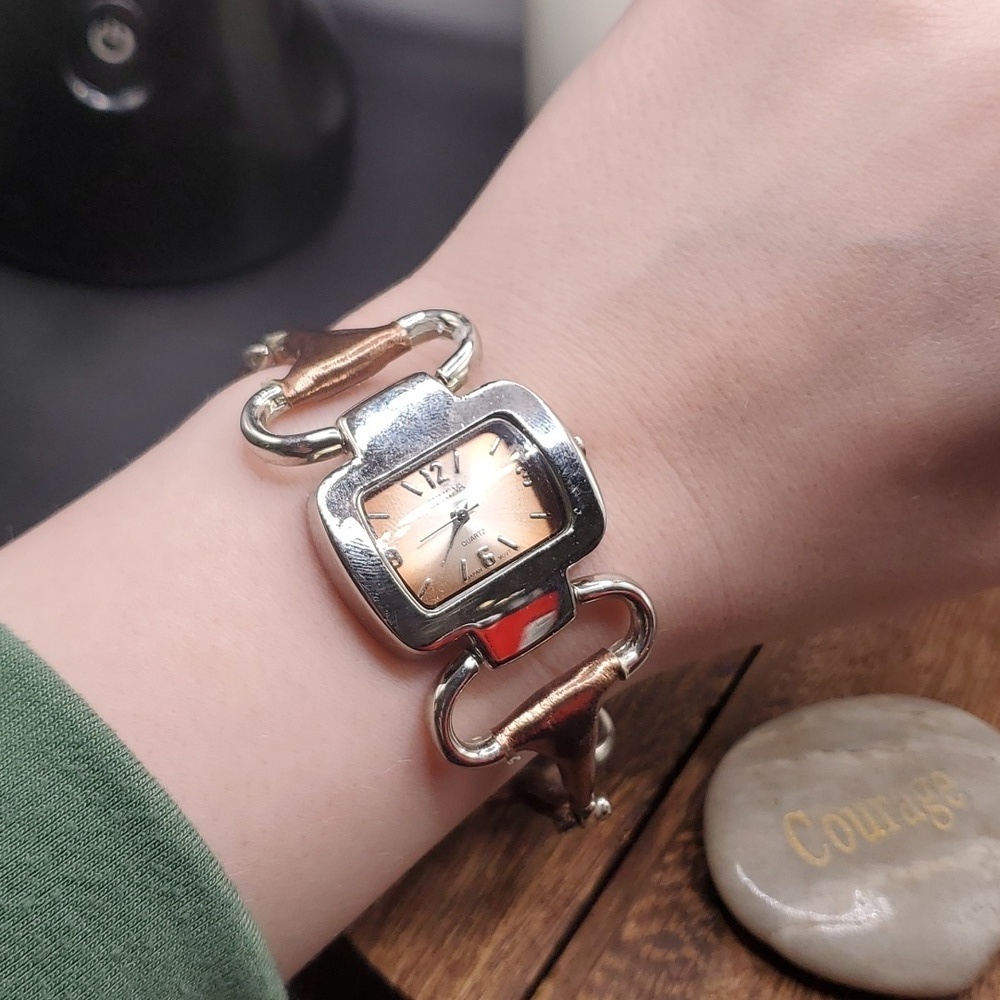 B2710 Geneva quartz vintage watch stunning needs batteries rare‎ find